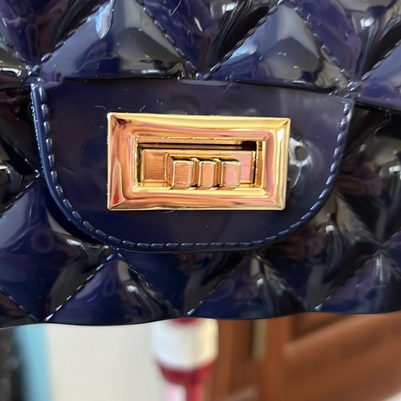 Deluxity LA  Jelly bag  2 way Quilted Crossbody / shoulder bag  Navy/ Gold chain - Picture 4 of 13